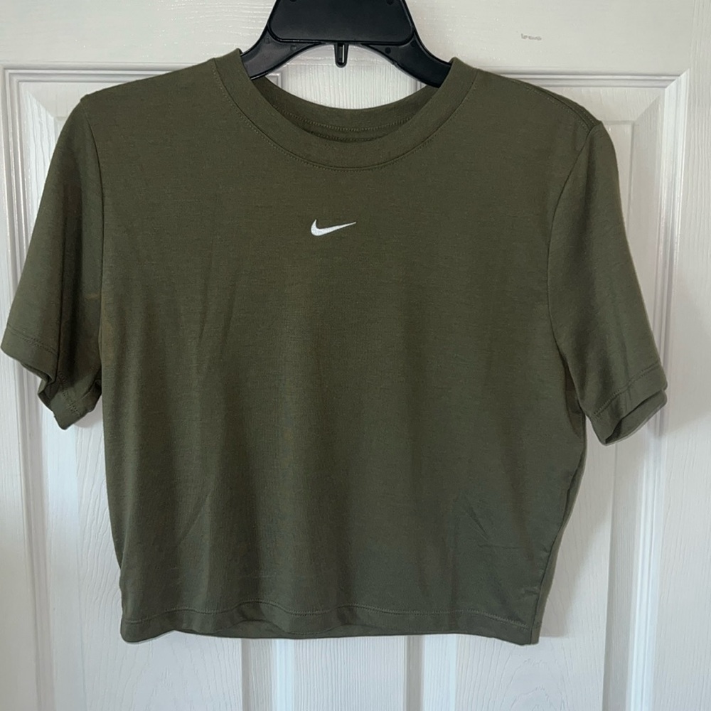 Women’s nike slim fit tee